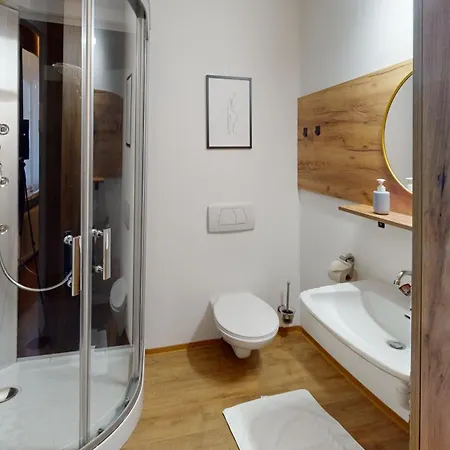 Apartament Crown Living Basic - Zentrale Mit Wlan, Kostenloser Parkplatz, Self Check-in, Ideal Fuer Feriengaeste Und Geschaeftsreisende *