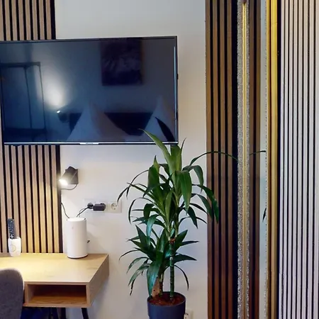 Crown Living Basic - Zentrale Mit Wlan, Kostenloser Parkplatz, Self Check-in, Ideal Fuer Feriengaeste Und Geschaeftsreisende Apartament