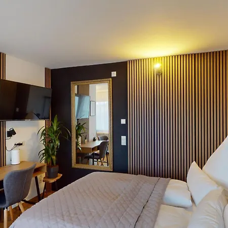 Lägenhet Crown Living Basic - Zentrale Mit Wlan, Kostenloser Parkplatz, Self Check-in, Ideal Fuer Feriengaeste Und Geschaeftsreisende