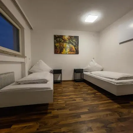 Crown Living Basic - Zentrale Mit Wlan, Kostenloser Parkplatz, Self Check-in, Ideal Fuer Feriengaeste Und Geschaeftsreisende Apartment *