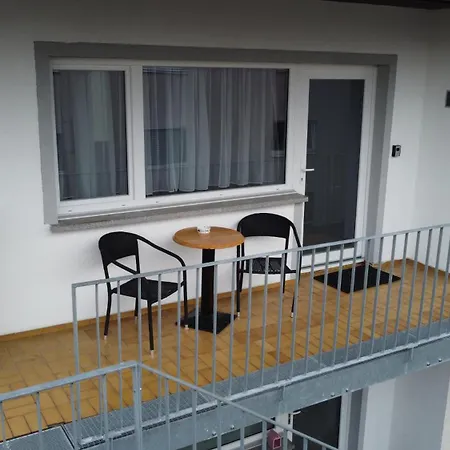 Apartment Crown Living Basic - Zentrale Mit Wlan, Kostenloser Parkplatz, Self Check-in, Ideal Fuer Feriengaeste Und Geschaeftsreisende
