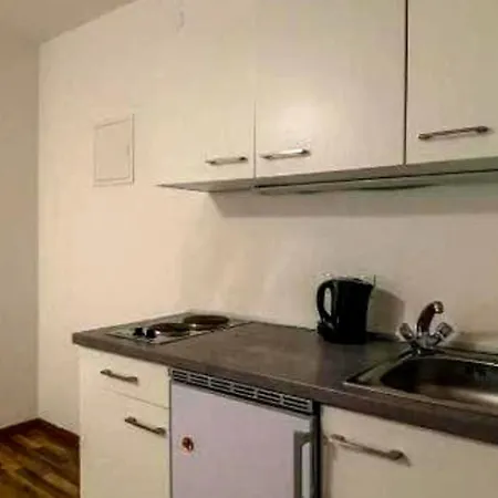 Apartment Crown Living Basic - Zentrale Mit Wlan, Kostenloser Parkplatz, Self Check-in, Ideal Fuer Feriengaeste Und Geschaeftsreisende *