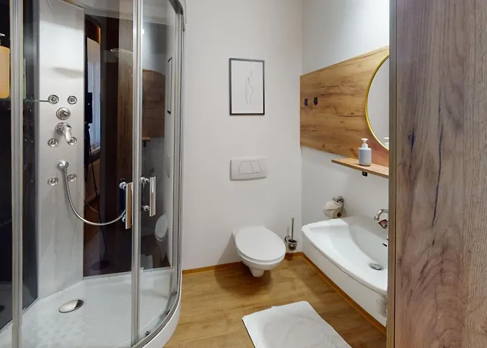 Lägenhet Crown Living Basic - Zentrale Mit Wlan, Kostenloser Parkplatz, Self Check-in, Ideal Fuer Feriengaeste Und Geschaeftsreisende *